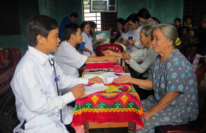 Các ĐVTN khám và cấp phát thuốc miễn phí cho bà con nhân dân xã Hoa Thủy.