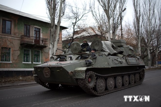 Xe thiết giáp trên tuyến đường chính gần làng Torez, phía đông Donetsk ngày 12-11. (Ảnh: AFP/ TTXVN)