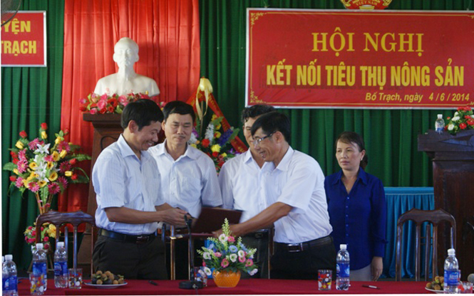 Ký kết biên bản hợp tác giữa Hội Nông dân huyện và Nhà máy chế biến tinh bột sắn xuất khẩu Sông Dinh.
