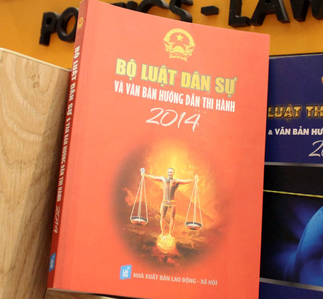 Bìa sách Bộ luật dân sự và văn bản hướng dẫn thi hành 2014 có gương mặt của diễn viên hài Công Lý - Ảnh: M.Hoa (Tuổi trẻ)