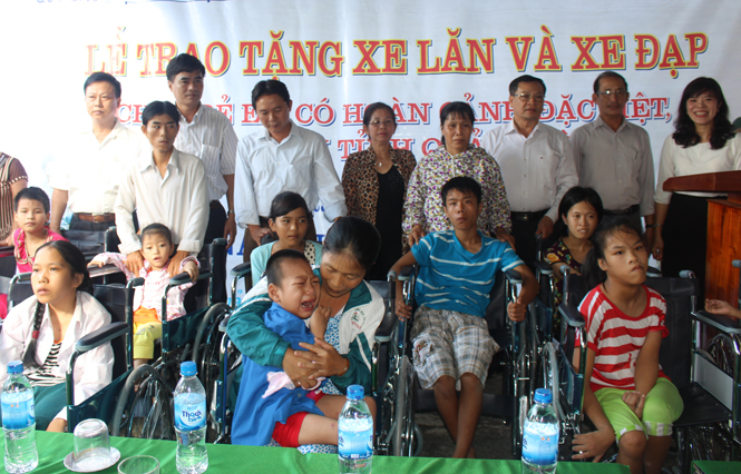 Tổ chức VietNam Outreach Australia trao xe lăn cho các cháu tàn tật tại Trung tâm phục hồi chức năng TKT, TNNCĐDC Quảng Ninh