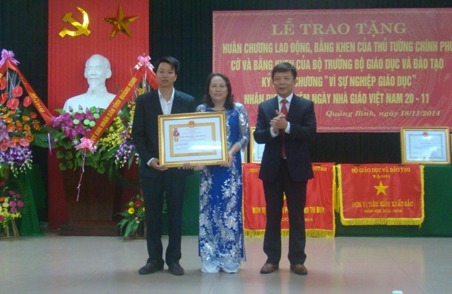 Đồng chí Nguyễn Hữu Hoài, Phó Bí thư Tỉnh ủy, Chủ tịch UBND tỉnh đã trao tặng Huân chương lao động hạng Nhì cho Trường THPT số 1 Bố Trạch.