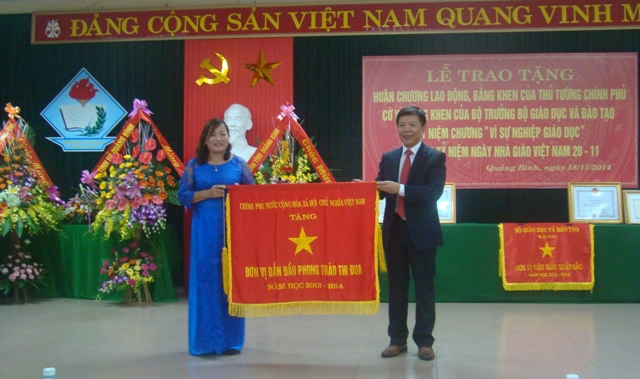 Đồng chí Nguyễn Hữu Hoài, Phó Bí thư Tỉnh ủy, Chủ tịch UBND tỉnh đã trao tặng Cờ đơn vị dẫn đầu phong trào thi đua năm học 2013-2014 của Chính phủ cho Trường tiểu học số 1 Bảo Ninh (TP.Đồng Hới).