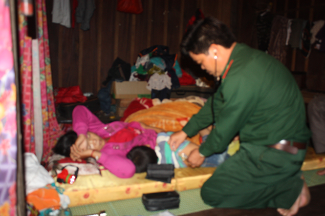 Đại úy, quân y sỹ Cao Thanh Luận khám và điều trị bệnh cho đồng bào Vân Kiều.