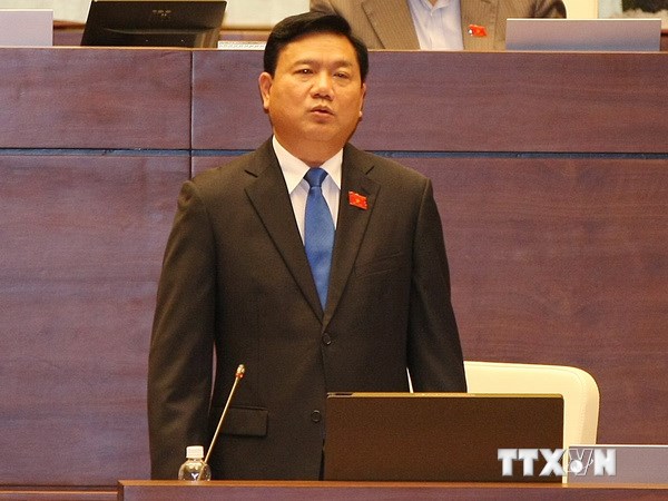 Bộ trưởng Bộ Giao thông Vận tải Đinh La Thăng trả lời chất vấn của đại biểu Quốc hội. (Ảnh: Phạm Kiên/TTXVN)