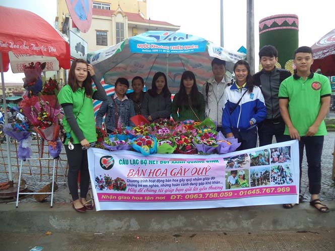 Địa điểm bán hoa gây quỹ từ thiện của Câu lạc bộ Nét bút xanh tại ngã ba Bắc Lý