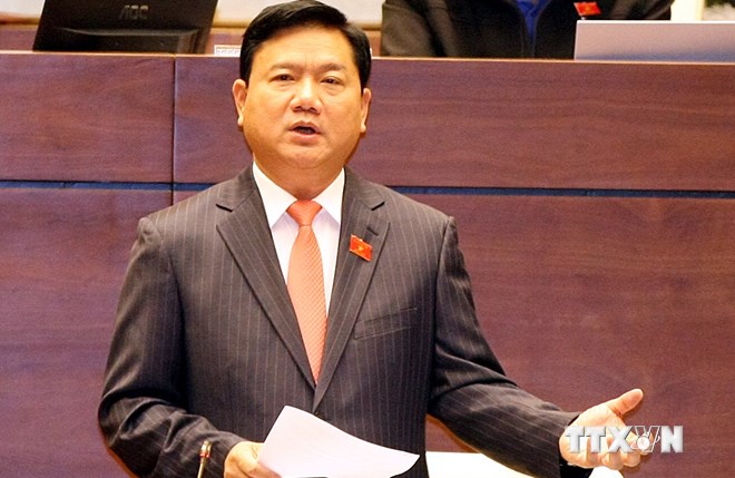 Bộ trưởng Bộ Giao thông vận tải Đinh La Thăng trả lời chất vấn của đại biểu Quốc hội, ngày 19-11. (Ảnh: Phạm Kiên/TTXVN)
