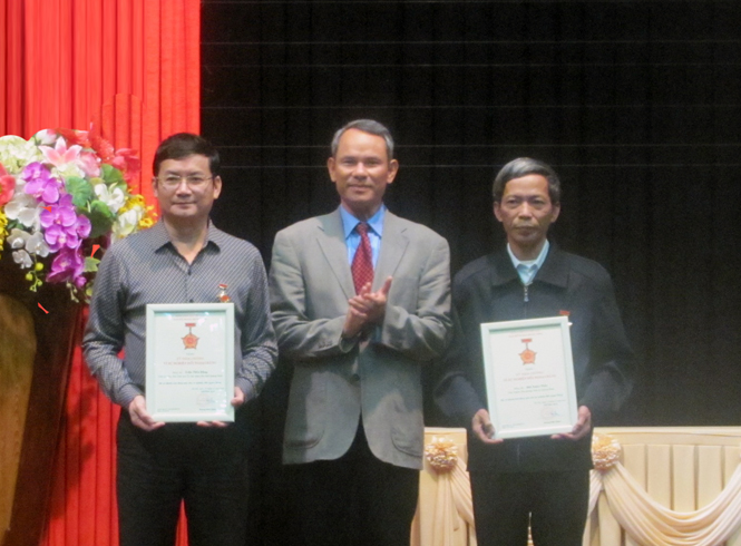 Đồng chí Vương Thừa Phong, Phó Trưởng ban Thường trực Ban Đối ngoại Trung ương trao kỷ niệm chương 