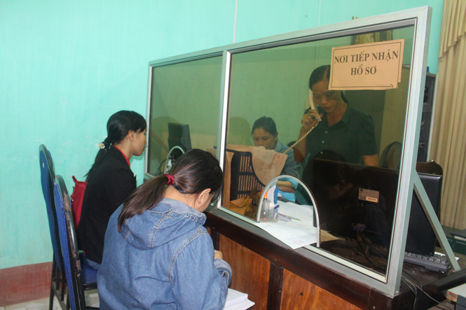 Người dân đến đăng ký tham gia BHXHTN tại BHXH huyện Lệ Thủy.
