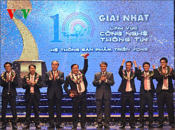 Chủ tịch Ủy ban Trung ương Mặt trận Tổ quốc Việt Nam Nguyễn Thiện Nhân trao Giải Nhất của Hệ thống CNTT triển vọng cho nhóm tác giả Công ty cổ phần Công nghệ Nguồn mở Thế hệ mới