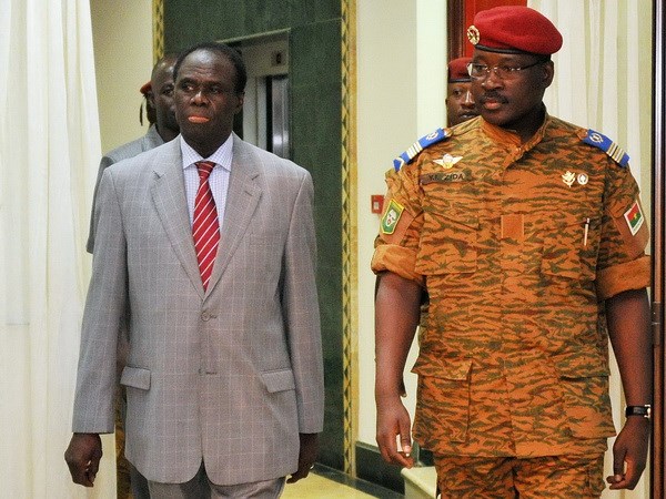 Tổng thống dân sự Michel Kafando (trái) và lãnh đạo quân đội Burkina Faso. (Nguồn: AFP/ TTXVN)