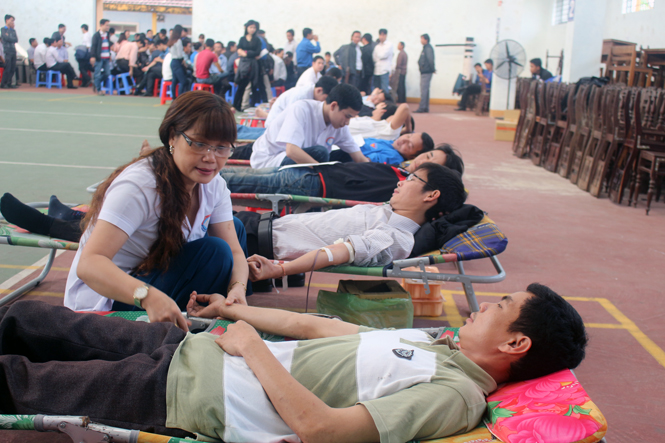 Đông đảo ĐVTN, cán bộ, công nhân viên trong Khối doanh nghiệp tham gia hiến máu.