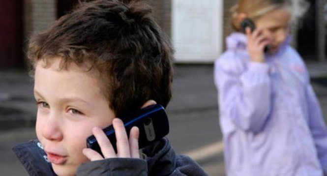  Trẻ em dùng điện thoại di động có nguy cơ ung thư não cao (Ảnh: worldbulletin.net)