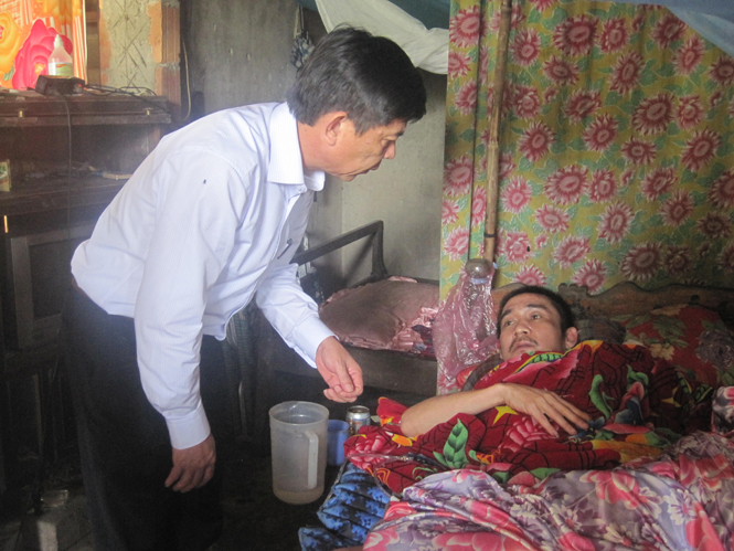 Đồng chí Nguyễn Hữu Hoài, Phó Bí thư Tỉnh ủy, Chủ tịch UBND tỉnh thăm các gia đình NNCĐDC.