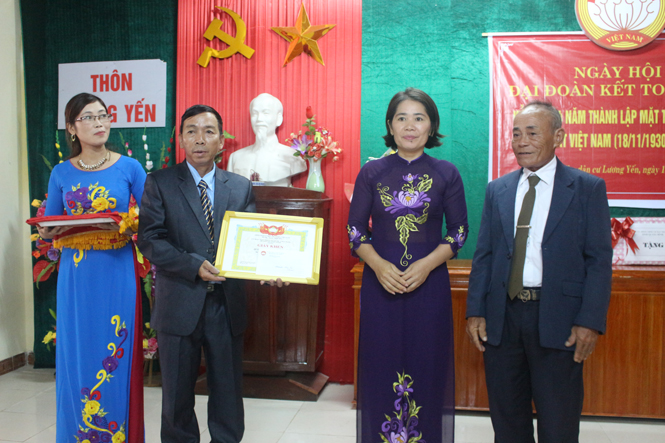 Thôn Lương Yến đón nhận bằng công nhận Khu dân cư văn hóa tiên tiến xuất sắc năm 2014.