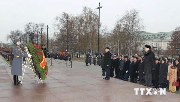 Tổng Bí thư Nguyễn Phú Trọng đặt vòng hoa tại Mộ Chiến sĩ vô danh. (Ảnh: Trí Dũng/TTXVN)