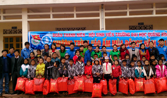 Đoàn trường Đại học Quảng Bình tặng quà cho các em học sinh có hoàn cảnh khó khăn tại Trường tiểu học Bãi Dinh (Minh Hóa).