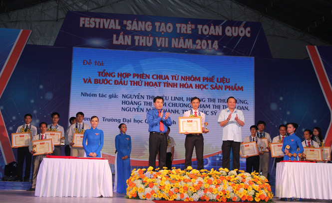 Anh Nguyễn Mậu Thành, đại diện nhóm tác giả nhận bằng khen và cúp lưu niệm tại Festival “Sáng tạo trẻ” toàn quốc.