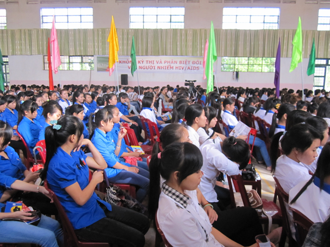 Các hoạt động tuyên truyền phòng chống HIV/AIDS trong trường học luôn thu hút đông đảo học sinh, sinh viên tham gia.