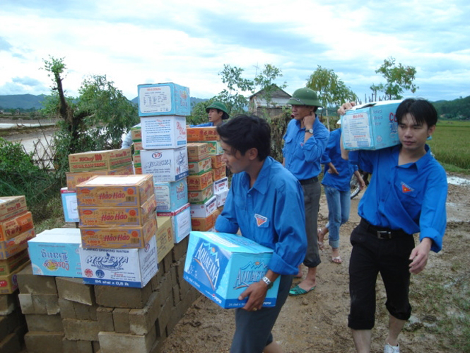 Đoàn viên thanh niên Khối Doanh nghiệp đi cứu trợ đồng bào bị lụt bão trên địa bàn huyện Quảng Trạch.