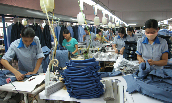 Công nhân Xí nghiệp may xuất khẩu Hà Quảng đẩy mạnh thi đua lao động sản xuất những ngày cuối năm.