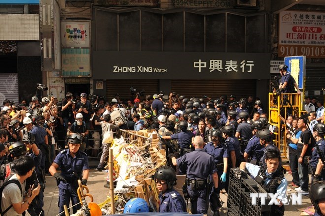 Cảnh sát Hong Kong giải tỏa khu vực biểu tình trên đường Nathan. (Ảnh: Tiến Trung-Đức Nam/Vietnam+)