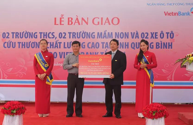 Đồng chí Trần Tiến Dũng, TUV, Phó Chủ tịch UBND tỉnh đại diện cho tỉnh nhận sự hỗ trợ của VietinBank.