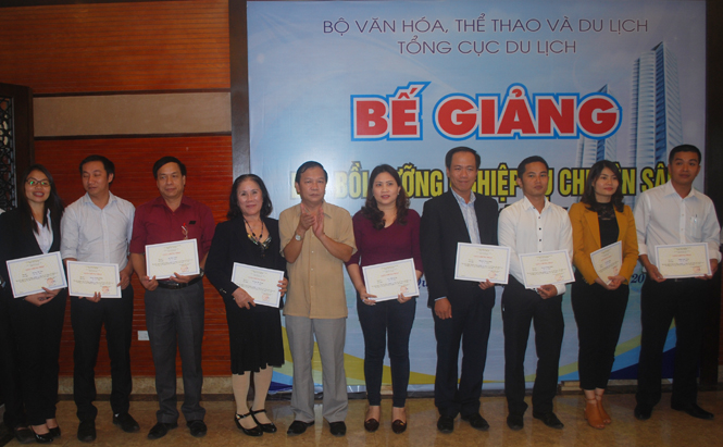 Các học viên được cấp giấy chứng nhận của Tổng cục Du lịch Việt Nam.
