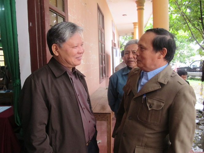 Đồng chí Hà Hùng Cường, UVTW Đảng, Bộ trưởng Bộ tư Pháp trao đổi với cử tri thị xã Ba Đồn