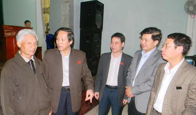 Các đại biểu Quốc hội tỉnh tiếp xúc với cử tri huyện Tuyên Hóa.