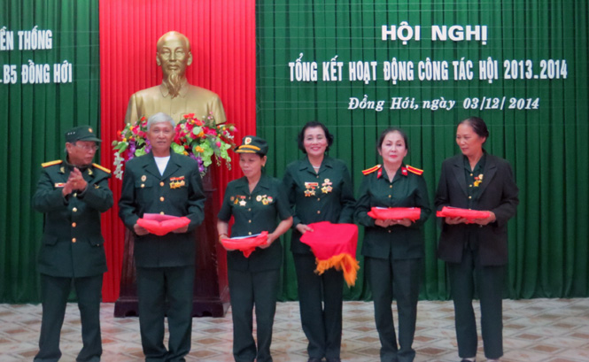 BLL CCB đường 9-B5 Quảng Trị thành phố Đồng Hới tặng quà cho các hội viên hoàn cảnh khó khăn.