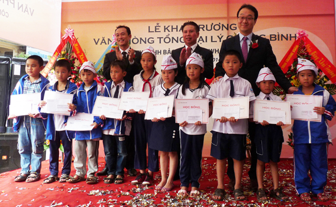 Đại diện Công ty TNHH Bảo hiểm Hanwha Life Việt Nam trao học bổng cho học sinh nghèo vượt khó