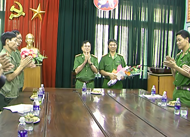Lãnh đạo Công an tỉnh trao thưởng cho lực lượng CS ĐTTP về ma túy vì đã lập được chiến công xuất sắc.