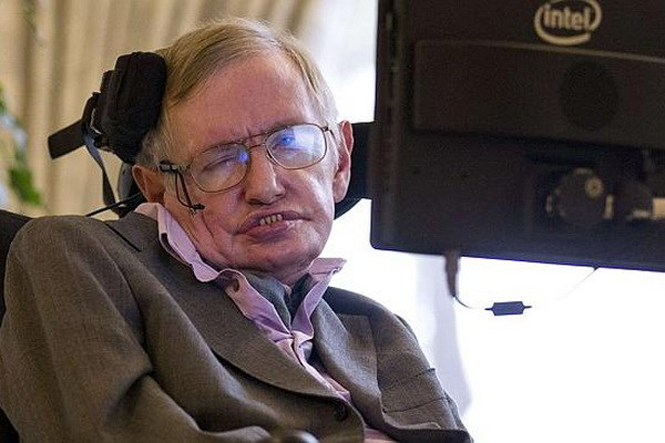 Giáo sư Stephen Hawking nhận được sự trợ giúp từ thiết bị hỗ trợ giao tiếp của Intel. (Ảnh: AFP)