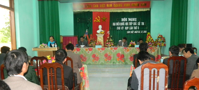 Các đại biểu Quốc hội tiếp xúc với cử tri huyện Lệ Thủy.