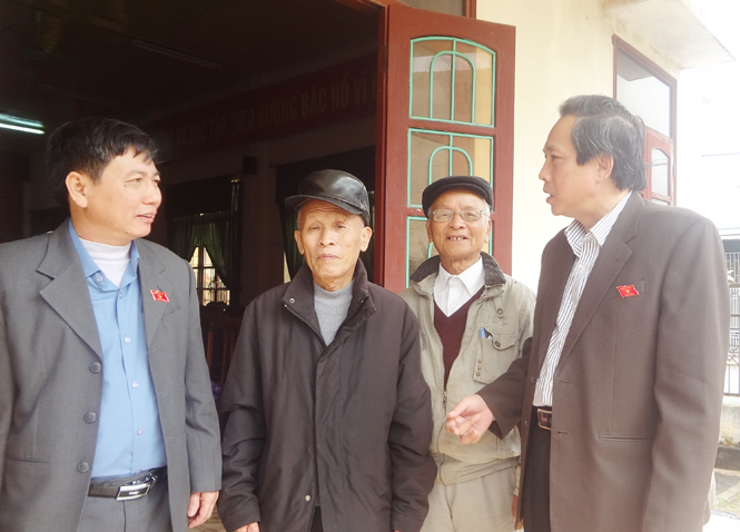 Đồng chí Hoàng Đăng Quang, Phó Bí thư Thường trực Tỉnh ủy, Trưởng đoàn đại biểu Quốc hội tỉnh tiếp xúc với cử tri huyện Bố Trạch.