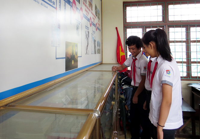 Các em học sinh tại Trường THCS Hải Đình chăm chú xem các hiện vật  được trưng bày tại “Phòng học lịch sử”.