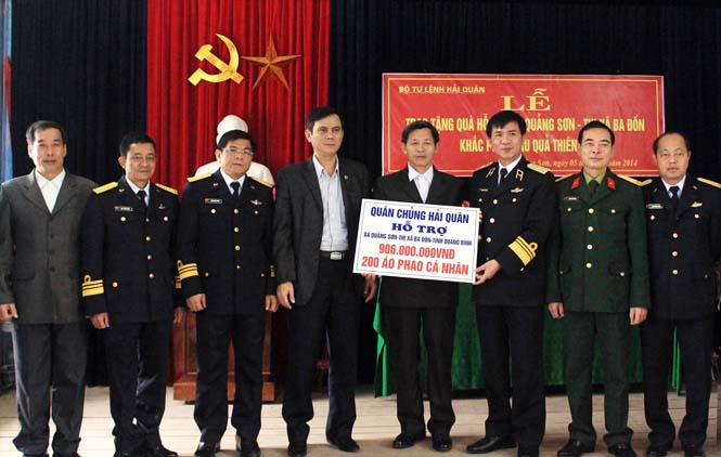 Thiếu tướng Nguyễn Ngọc Tương, Chuẩn Đô đốc, Phó Chính ủy Bộ Tư lệnh Hải quân trao quà và tiền hỗ trợ cho xã Quảng Sơn.