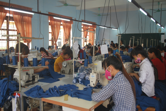 Học viên đang thực hành nghề may tại Trường trung cấp nghề Quảng Bình