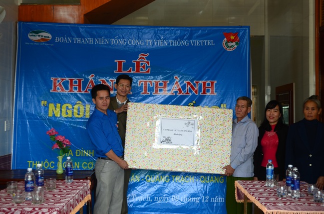 Đại diện chi nhánh Viettel Quảng Bình trao quà cho gia đình anh Phạm Văn Hoài