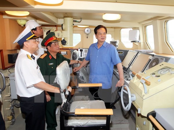 Thủ tướng Nguyễn Tấn Dũng thị sát trên tàu tên lửa lớp 12418. (Ảnh: Đức Tám/TTXVN)