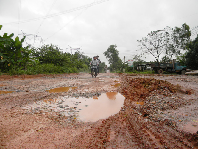 Tuyến đường từ ngã tư Thạch Bàn đi về vùng trung tâm huyện Lệ Thuỷ bị xuống cấp khá nghiêm trọng.