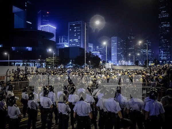 Cảnh sát Hong Kong được triển khai ngăn chặn người biểu tình phản đối chính quyền tại Admiralty ngày 30-11. (Ảnh: AFP/TTXVN)