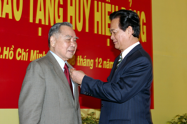 Thủ tướng Nguyễn Tấn Dũng gắn Huy hiệu 55 năm tuổi Đảng cho nguyên Thủ tướng Phan Văn Khải..