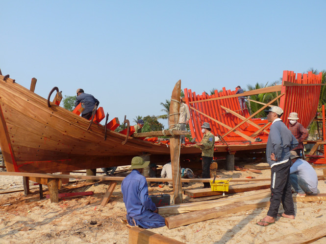 Ngư dân xã Bảo Ninh (TP. Đồng Hới) đóng mới tàu có công suất lớn để bảo đảm đánh bắt xa bờ dài ngày. Ảnh: P.V