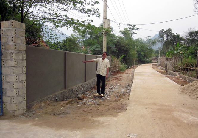 Nhiều hộ dân ở Phong Hóa tự nguyện dỡ bỏ hàng rào để làm đường giao thông nông thôn.