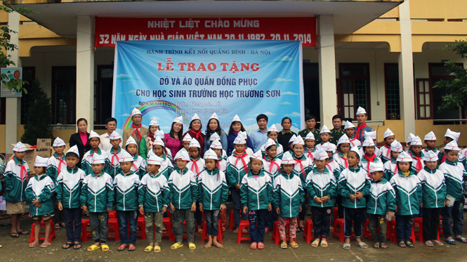 Trao áo đồng phục cho các em học sinh Trường TH Trường Sơn