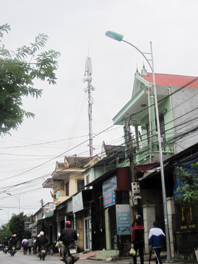 Cột ăng ten lắp đặt trạm BTS đứng chênh vênh trên nóc nhà 2 tầng ở tổ dân phố 13, phường Bắc Lý (TP.Đồng Hới).