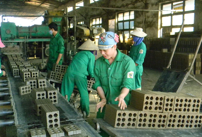Hoạt động sản xuất vật liệu xây dựng của các doanh nghiệp trên địa bàn huyện Tuyên Hóa năm 2014 khá ổn định, góp phần tăng thu ngân sách cho địa phương.