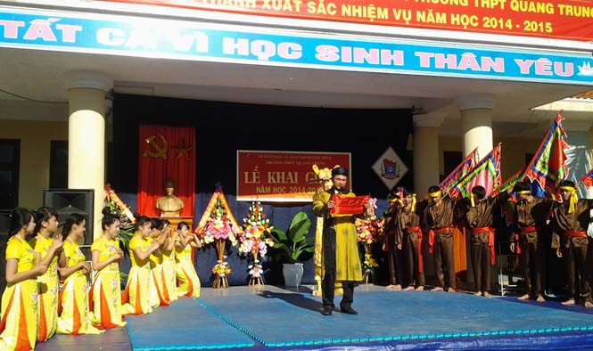 Học sinh Trường THPT Quảng Trung tái hiện hình ảnh người anh hùng dân tộc Quang Trung tại lễ khai giảng năm học 2014-2015.